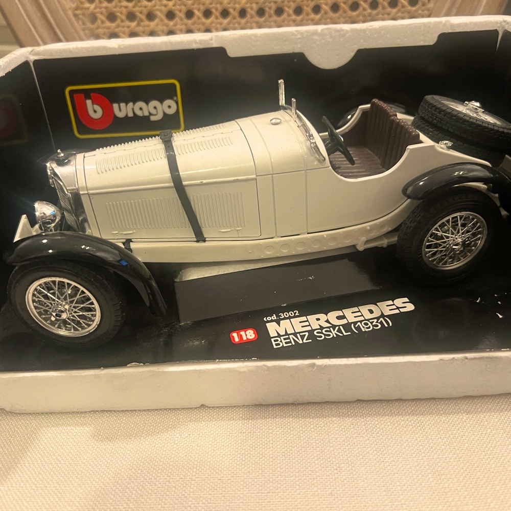 1/18 Burago Die Cast Mercedes Benz SSKL (1931) Car. Measures 10” in length.